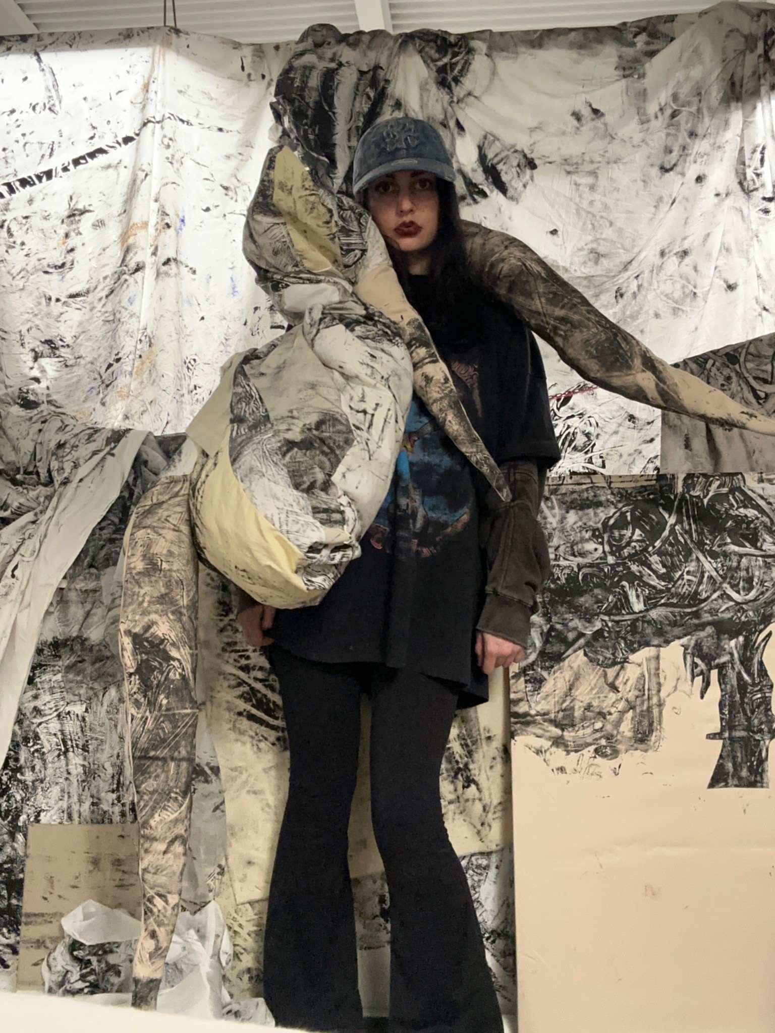 Amélie Le Gall entourée de ses installations textiles